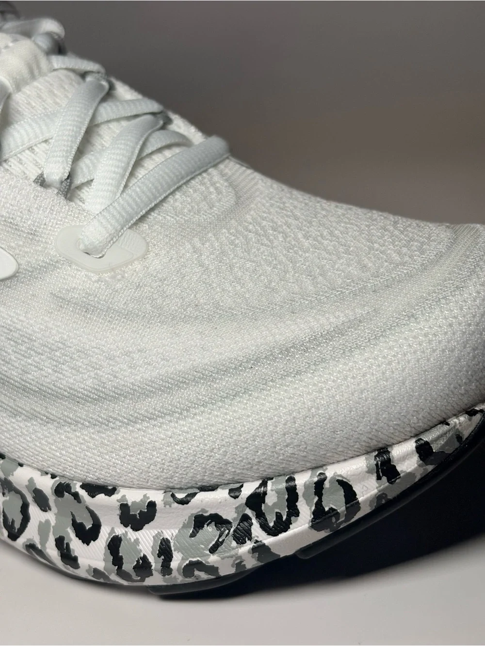 Brooks Women's Revel 9 White Running Shoe with Black Leopard Midsole size 7 - Picture 9 of 15